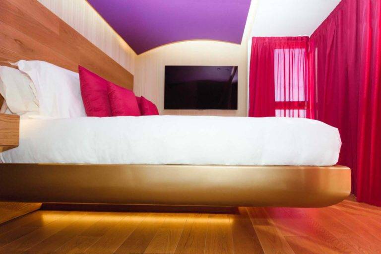استوديو ديلوكس - منطقة غرفة نوم حديثة على الطراز البوهيمي مع سرير كوين وتلفزيون | أجنحة وسبا بوهيميا