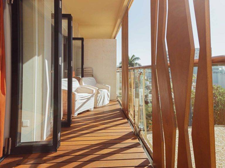Studio Suite Balkon mit gemütlicher Sitzecke | Bohemia Suites & Spa