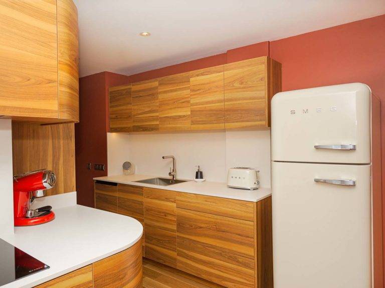 Studio Suite Cocina moderna de estilo bohemio con electrodomésticos de estilo retro y gabinetes de madera natural | Bohemia Suites & Spa