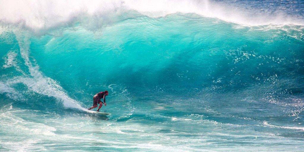 Surfer, der vor der Insel Gran Canaria auf einer großen Ozeanwelle reitet