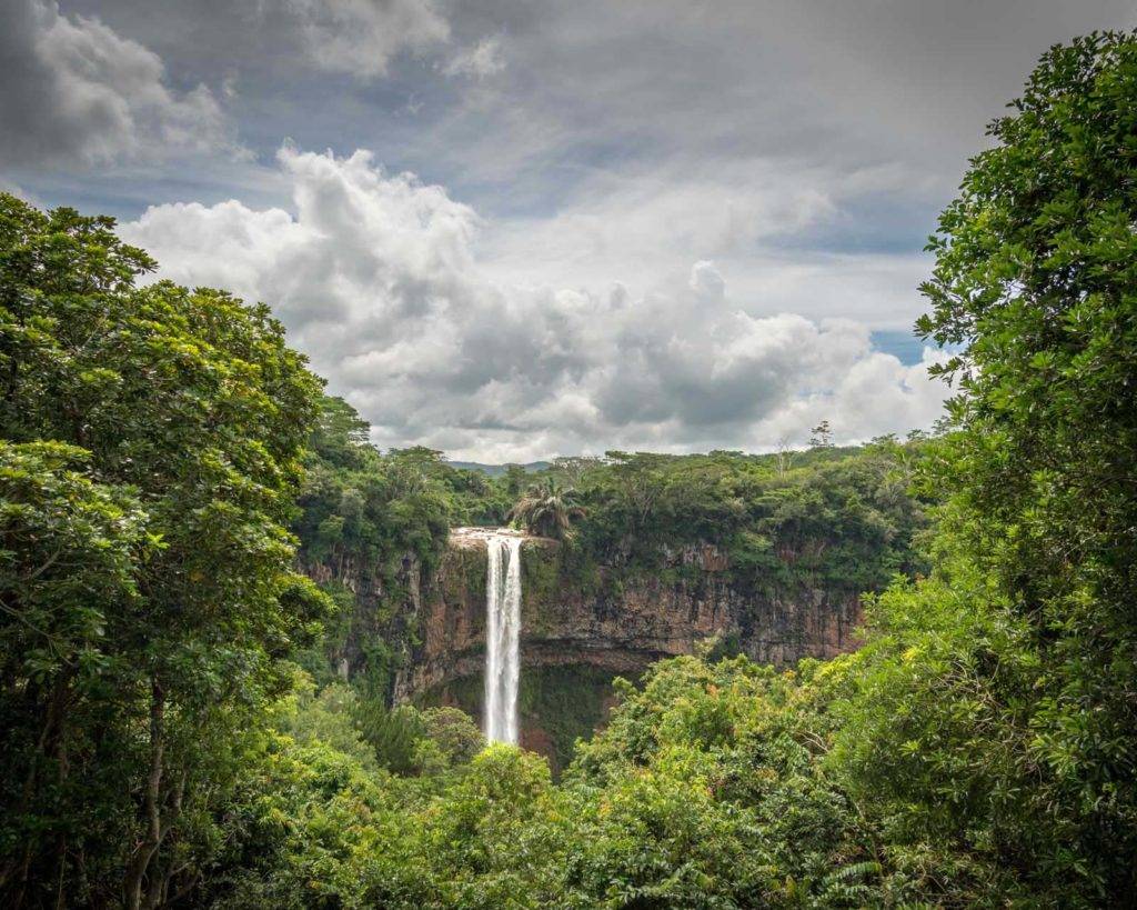 Alta cascada rodeada de exuberante selva tropical en Mauricio
