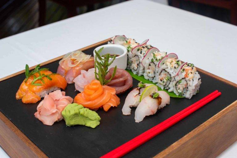 Sushi y sashimi emplatados con un par de palillos | Salón asiático en el Shanti Maurice Resort & Spa