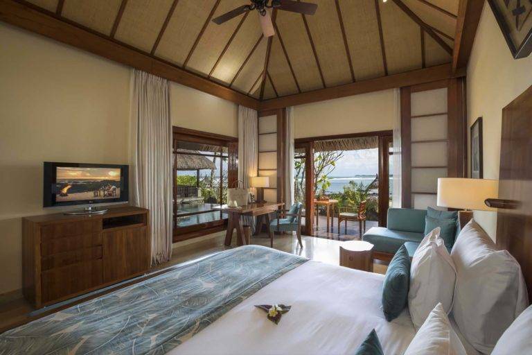 Beachfront Suite Pool Villa - Dormitorio King con sala de estar, estación de trabajo, TV y puertas que dan al patio al aire libre | Shanti Maurice Resort & Spa