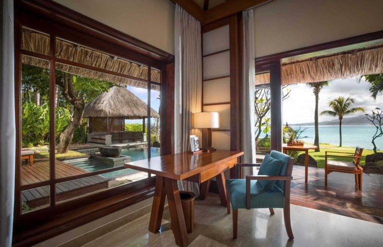 Beachfront Suite Pool Villa - Área de trabajo del dormitorio con vista a la piscina y al mar | Shanti Maurice Resort & Spa