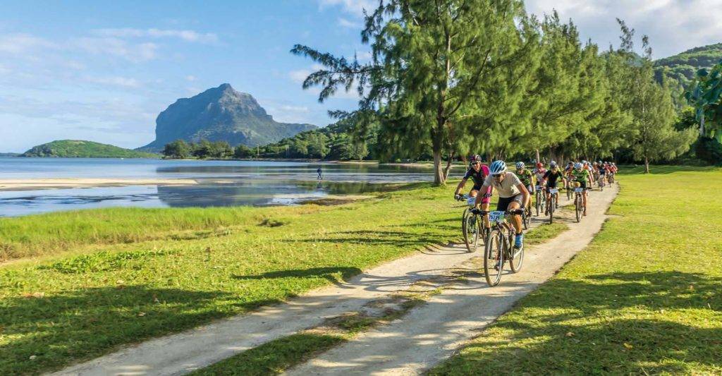 Gran grupo de personas andando en bicicleta por un sendero en mauricio | Shanti Maurice Resort & Spa