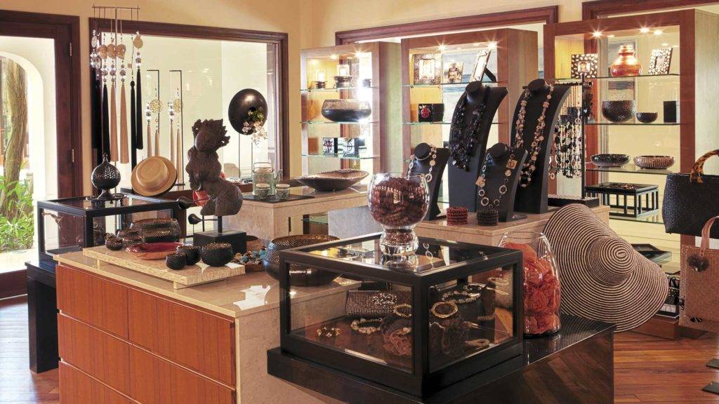 Tienda de regalos boutique con joyas, artículos para el hogar y ropa en el Shanti Maurice Resort & Spa