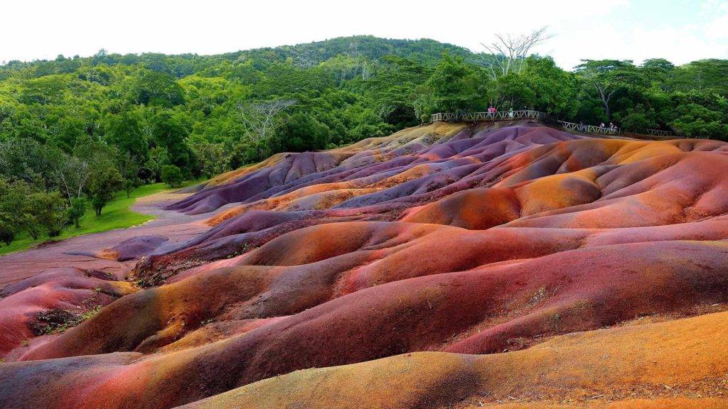 Paisaje multicolor único de Chamarel Seven Color Earths en Mauricio