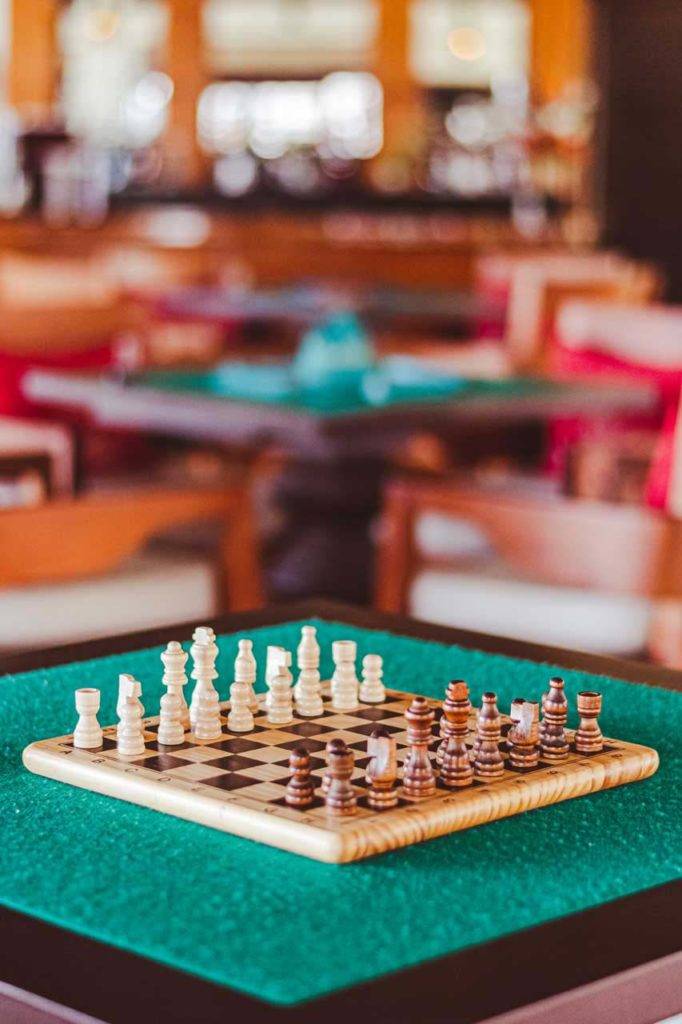 Tablero de ajedrez de madera en el Shanti Maurice Resort & Spa