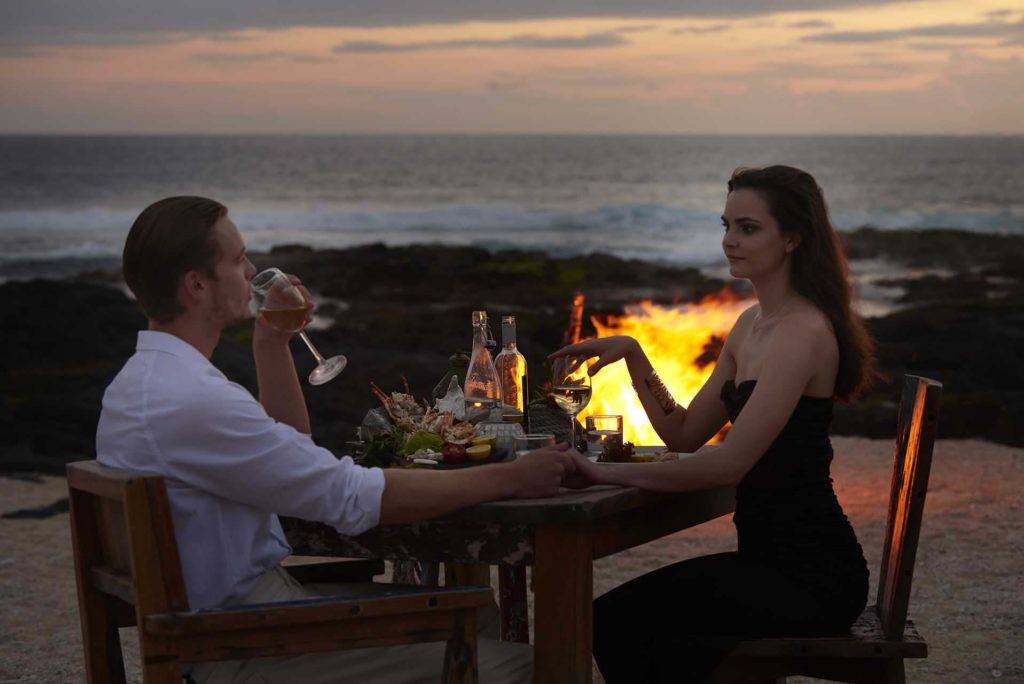 Pareja con una cena privada en la playa al atardecer | Shanti Maurice Resort & Spa