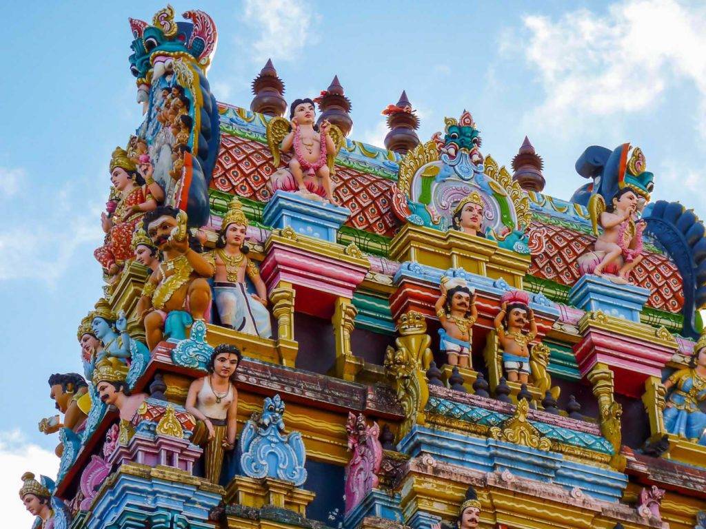 Exterior colorido inspirado en la India del templo hindú en Mauricio