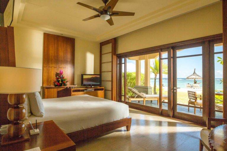 Suite Junior frente a la playa: habitación King con TV y puertas que dan al patio al aire libre | Shanti Maurice Resort & Spa