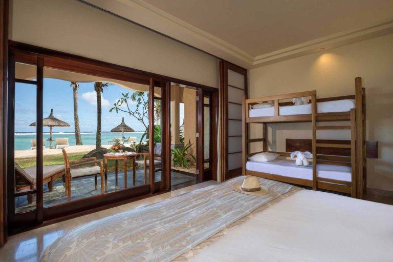 Suite Junior frente a la playa: habitación King con un juego adicional de literas y puertas que conducen al patio al aire libre | Shanti Maurice Resort & Spa