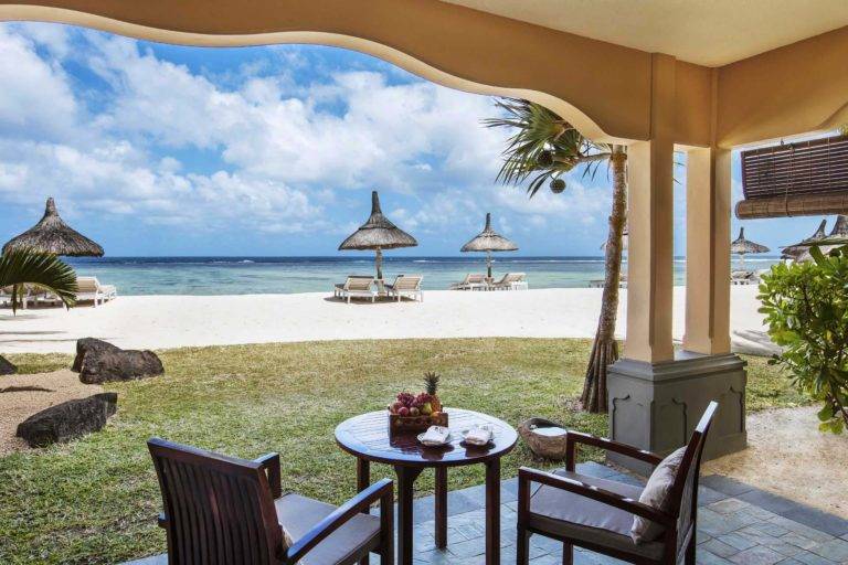 Junior Suite frente a la playa: patio cubierto con una pequeña mesa de comedor y sillas con vista al mar | Shanti Maurice Resort & Spa