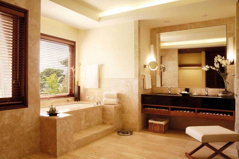 Junior Suite - Amplio baño con tocador doble, espejo y tina de inmersión | Shanti Maurice Resort & Spa