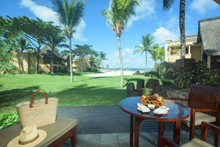 Suite Junior frente al mar: terraza al aire libre con una pequeña mesa de comedor y vistas a la playa del océano | Shanti Maurice Resort & Spa