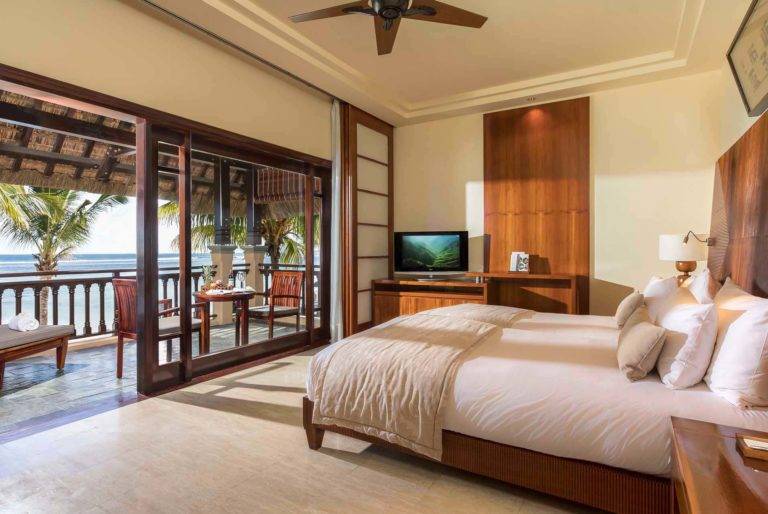 Suite Junior frente al mar: habitación King con dos camas individuales, TV y puertas que dan al balcón exterior | Shanti Maurice Resort & Spa