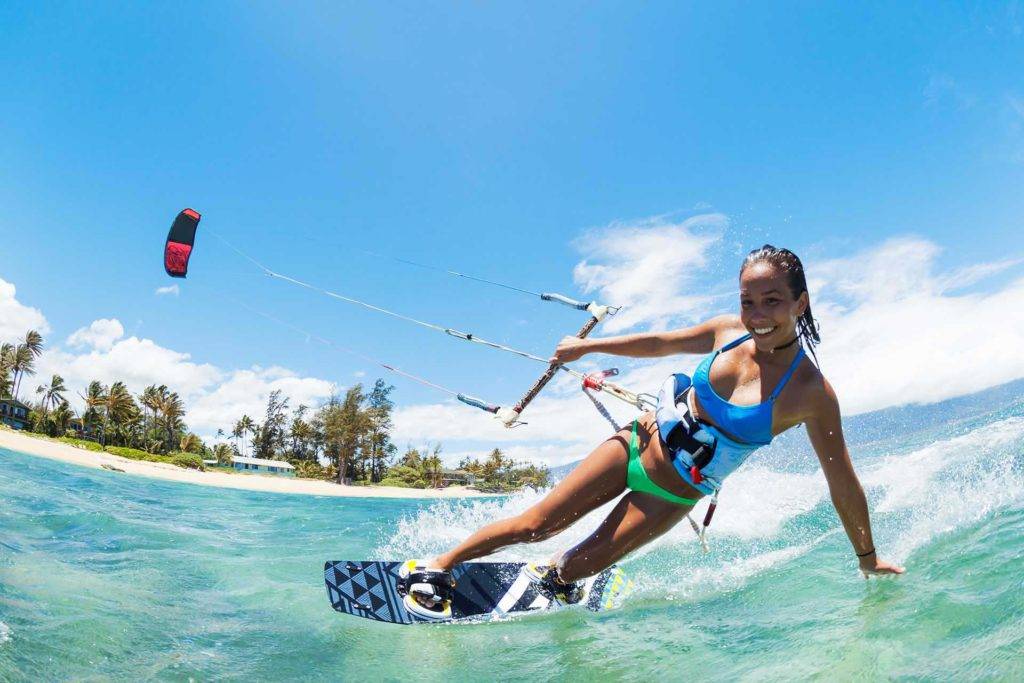 Mujer kitesurf en el océano | Shanti Maurice Resort & Spa