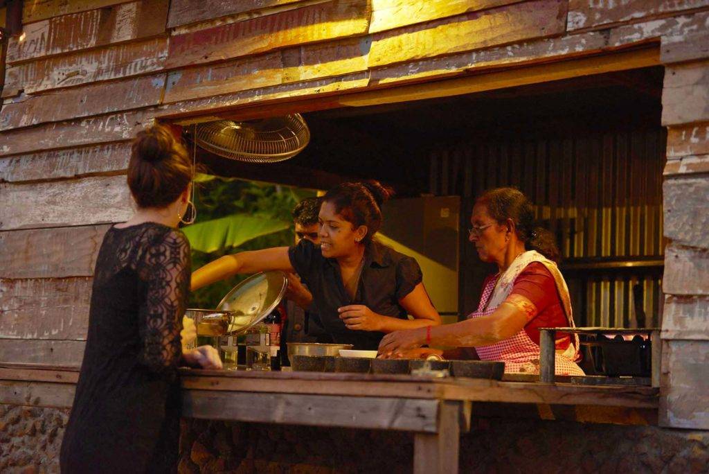 Personal de cocina preparando comidas en el restaurante La Kaze Mama en Shanti Maurice Resort & Spa