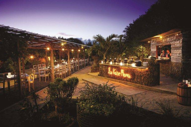 Comedor de restaurante al aire libre cubierto con estaciones de buffet y cocina al aire libre | Restaurante La Kaze Mama en Shanti Maurice Resort & Spa