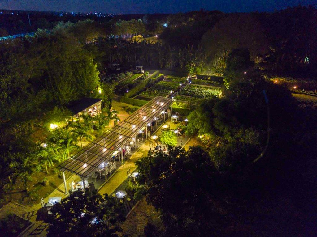 Vista aérea del restaurante y jardines cubiertos al aire libre La Kaze Mama | Shanti Maurice Resort & Spa