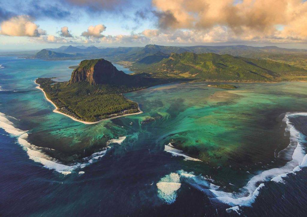 Vista aérea de la isla de Mauricio rodeada por un océano turquesa