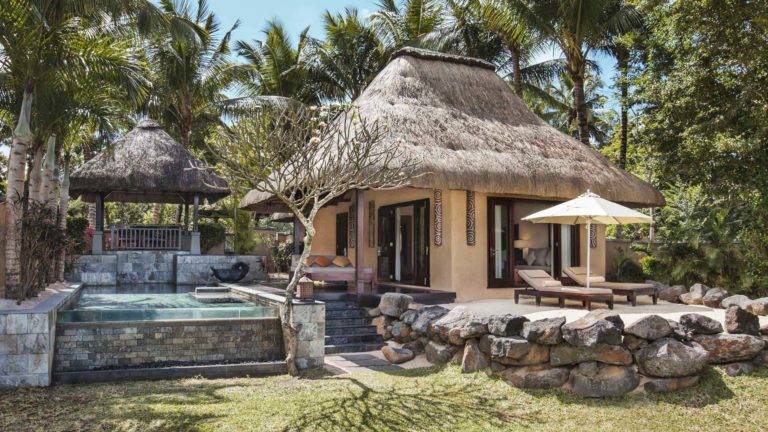 Oceanview Pool Villa - Exterior de la villa con piscina, terraza y comedor cubierto | Shanti Maurice Resort & Spa