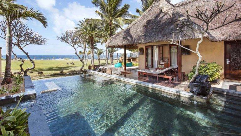 Villa con piscina y vista al mar - Piscina infinita exterior de la villa, terraza y sala de estar cubierta con vista al mar | Shanti Maurice Resort & Spa