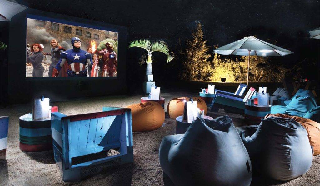 Cine al aire libre con diferentes sillones y mesas cómodas en Shanti Maurice Resort & Spa