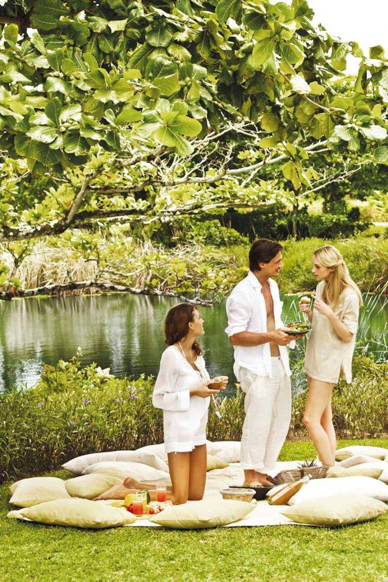Pequeño grupo de personas haciendo un picnic al aire libre junto al agua en Shanti Maurice Resort & Spa