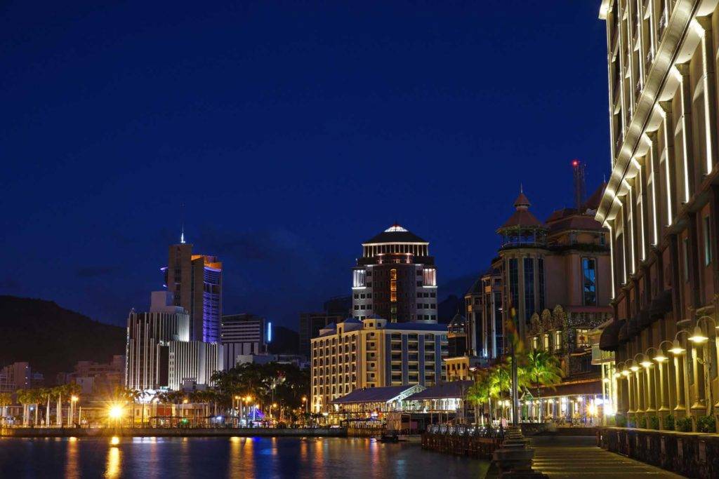 Los edificios de la ciudad y el paseo marítimo de Port Louis, Mauricio, se iluminaron por la noche