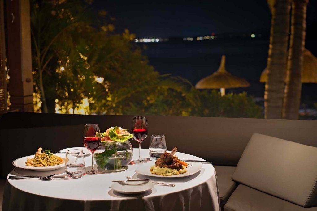 Cena privada en la villa para dos en el Shanti Maurice Resort & Spa