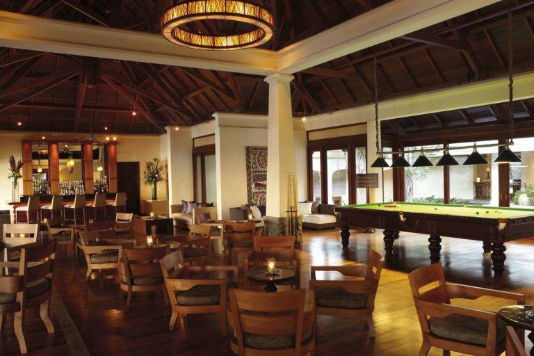 Bar, sala de estar y mesa de billar en el Red Ginger Lounge | Shanti Maurice Resort & Spa