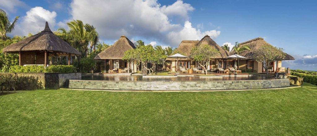 Shanti Villa exterior con piscina infinita al aire libre y zonas verdes paisajísticas | Shanti Maurice Resort & Spa