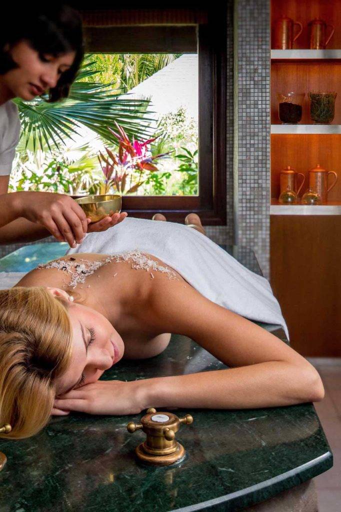 Mujer recibiendo tratamiento Hamman en el Shanti Maurice Spa