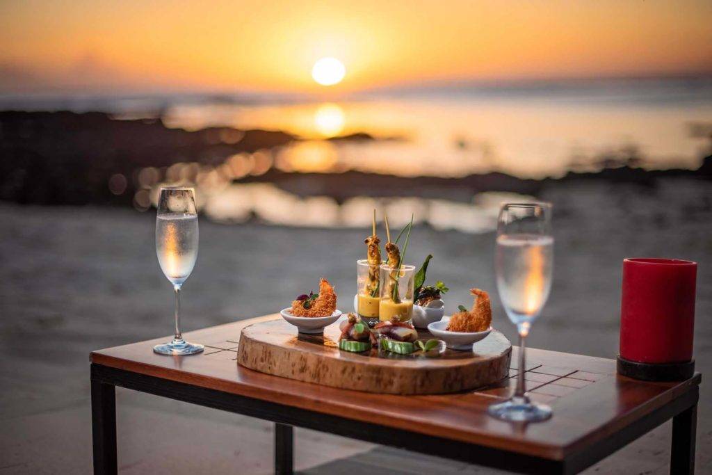 Montaje de mesa para cena privada para dos en la playa al atardecer | Shanti Maurice Resort & Spa