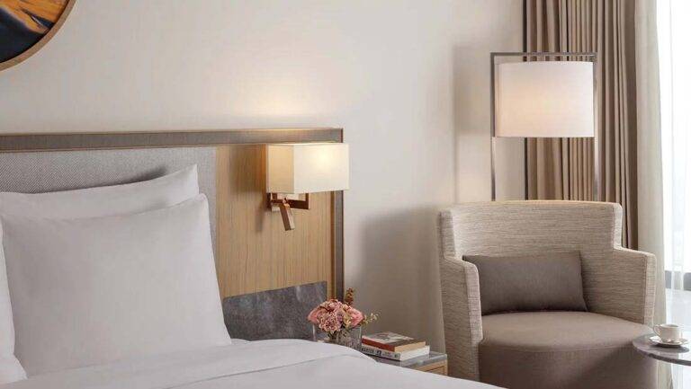 Habitación clásica: habitación contemporánea con cama King y sala de estar | Primer hotel de colección en JVC