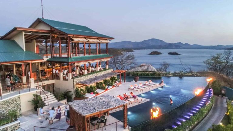 Casa Chameleon à Las Catalinas Resort au Costa Rica avec le restaurant Sentido Norte et une piscine à débordement surplombant l'océan Pacifique