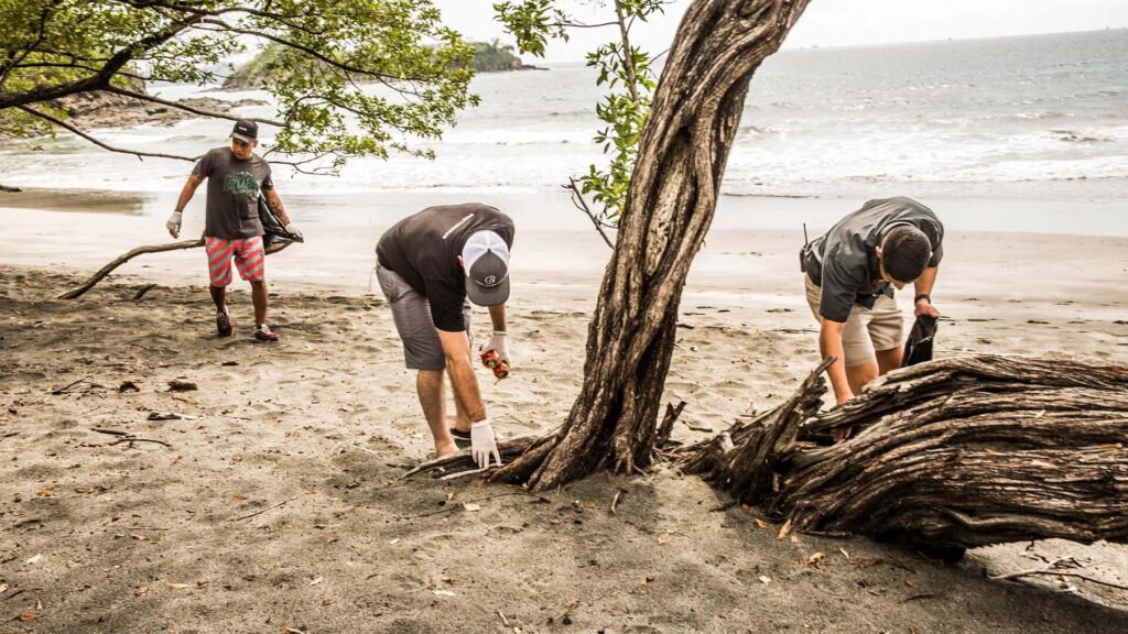 Grupo de personas haciendo una limpieza de playa en Costa Rica