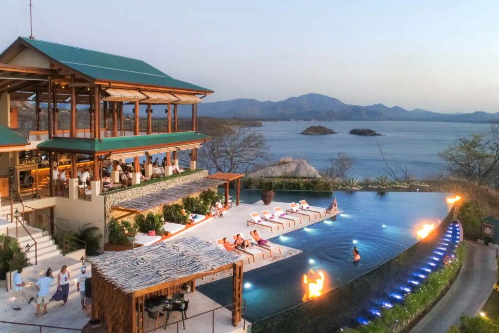 Casa Chameleon en Las Catalinas Resort en Costa Rica con el restaurante Sentido Norte y una piscina estilo infinity con vista al Océano Pacífico