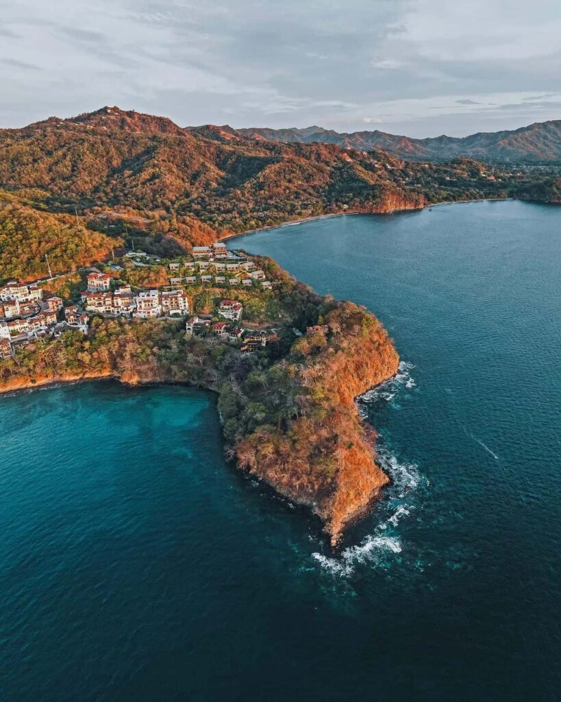 Vista aérea de Casa Chameleon en Las Catalinas y la ciudad de Las Catalinas en Costa Rica
