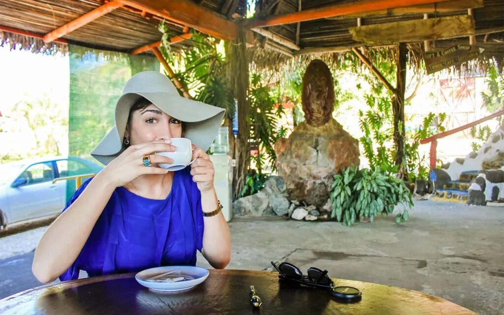 Mujer disfrutando de una taza de café en una cafetería de Las Catalinas