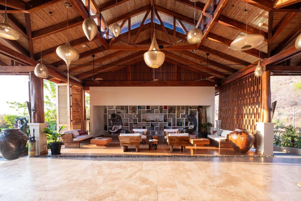 Casa Chameleon en el lobby del hotel Las Catalinas, sala de estar al aire libre con muebles modernos inspirados en Costa Rica