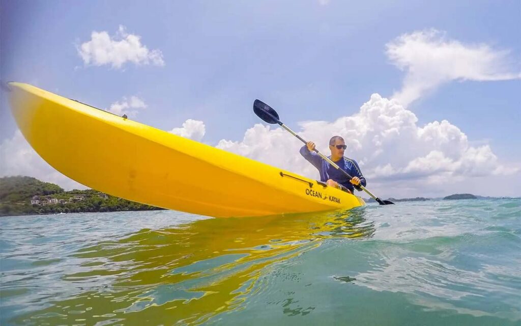 Hombre en kayak en el océano frente a Costa Rica