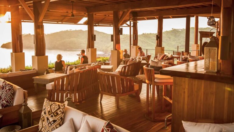 Moderno bar al aire libre de estilo costarricense del restaurante Sentido Norte en Casa Chameleon Las Catalinas
