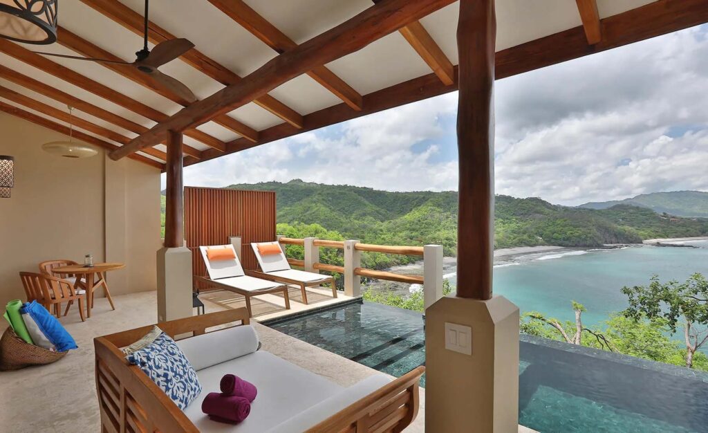 Villa Suite con piscina de inmersión: Balcón de la suite con tumbonas, mesa de comedor y piscina de inmersión con vista al mar | Casa Camaleón en Las Catalinas