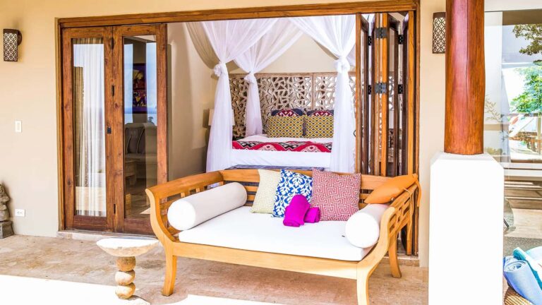 Villa Suite con piscina de inmersión de madera natural, puerta corredera plegable entre el dormitorio y el balcón | Casa Camaleón en Las Catalinas