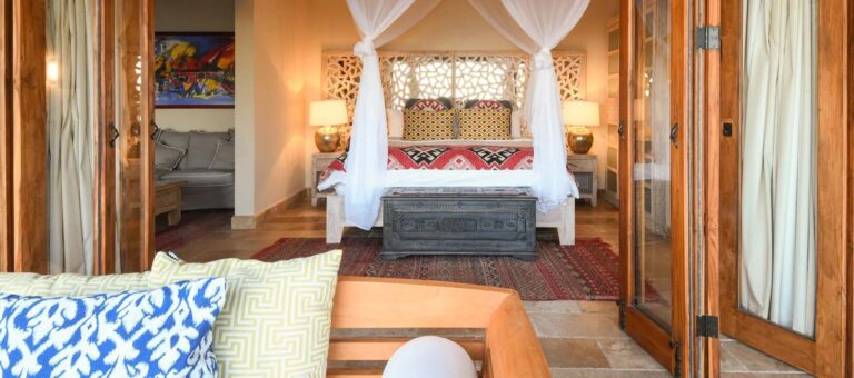 Villa Suite con piscina de inmersión: Dormitorio Canopy king | Casa Camaleón en Las Catalinas