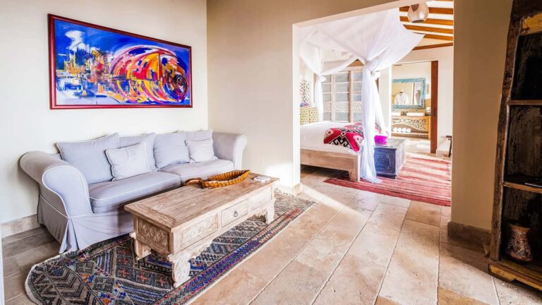 Villa Suite con sala de estar con piscina de inmersión junto al dormitorio con dosel King | Casa Camaleón en Las Catalinas