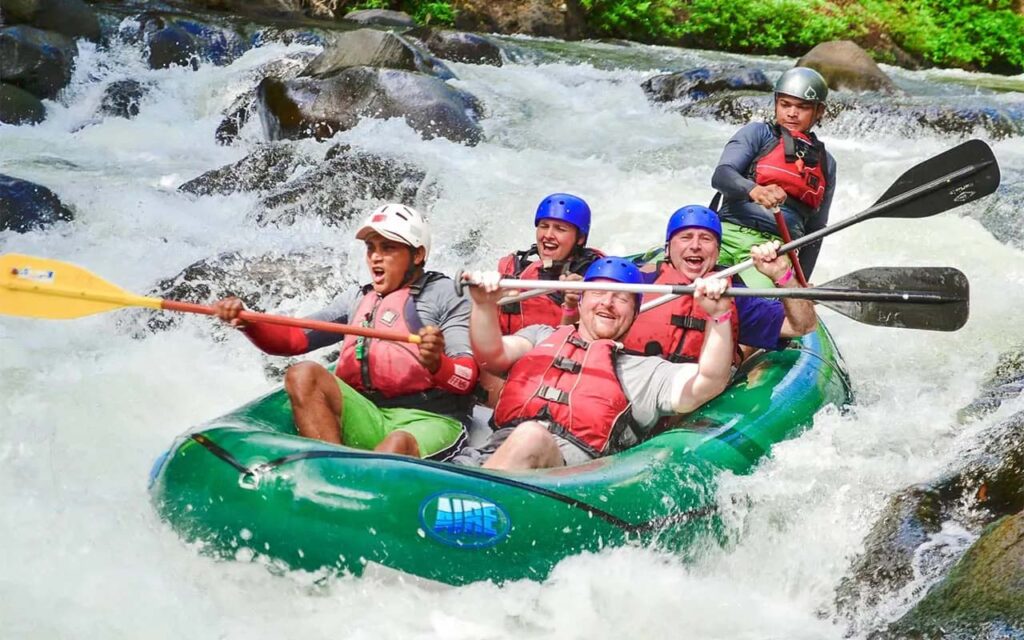 Grupo de personas rafting en aguas bravas en Costa Rica