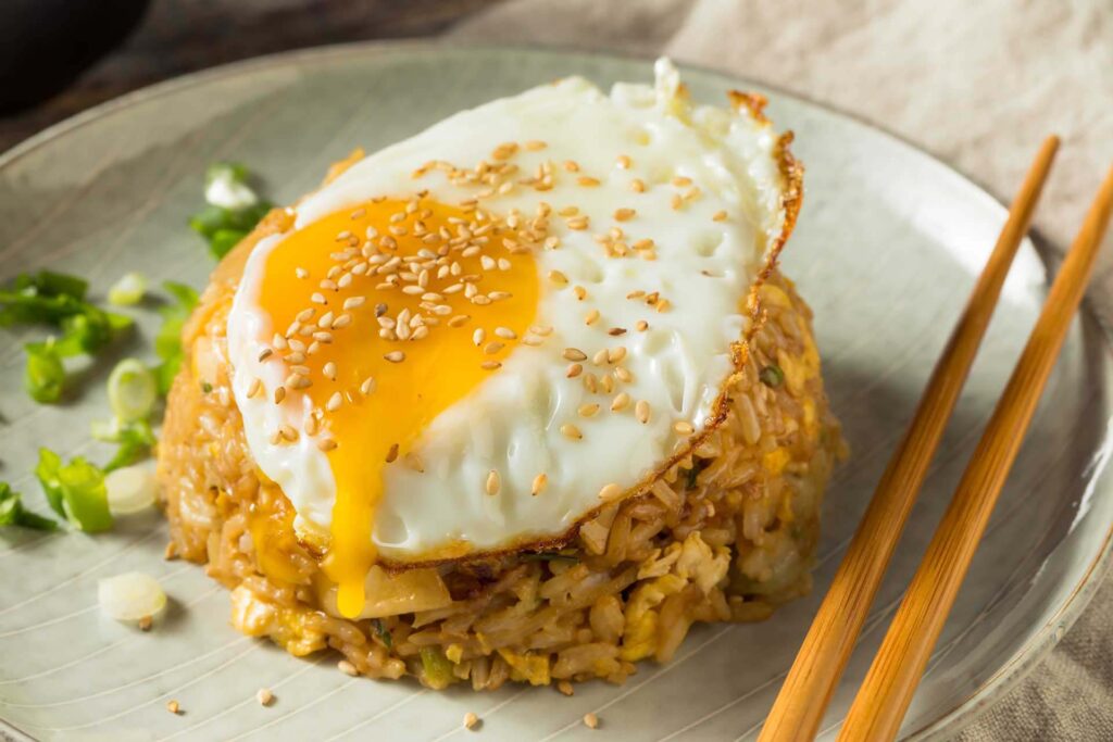 بيض مقلي سائل فوق قبة أرز مقلي